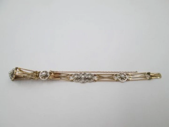 Articulated bracelet. Gold, pearls and diamonds. 1930's. Platinum front