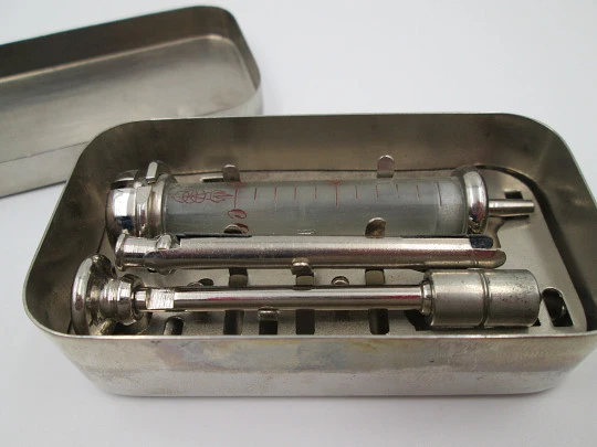 Detachable syringe Record travel set with needles and sterilizer. Stainless steel. 1950's