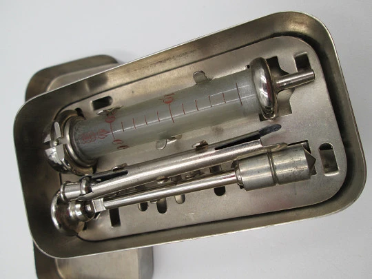 Detachable syringe Record travel set with needles and sterilizer. Stainless steel. 1950's