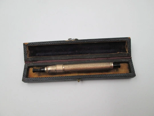 Dip calligraphy pen. Gold plated & hard rubber. Extendable end. Guilloche. Europe. 1900's