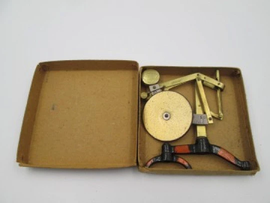 Fertig self adjusting letter scale. Philipp Jakob Maul. Box. 1900's. Brass & cast iron