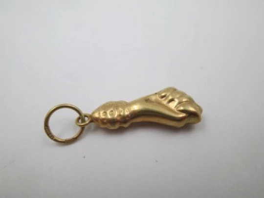 Figa / higa women's hand pendant. 18 karat gold. Geometric engravings. 1950's