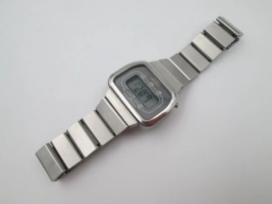 Longines electronic digital chronograph. Stainless steel. Quartz. Bracelet. 1976