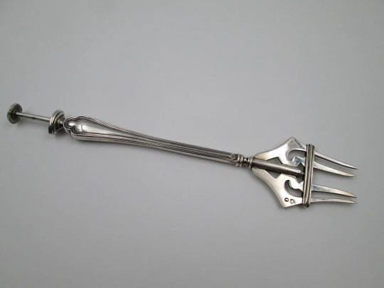 Mechanical fork / clamp for serving bread. 925 sterling silver. Ribbed design on body. 1960's