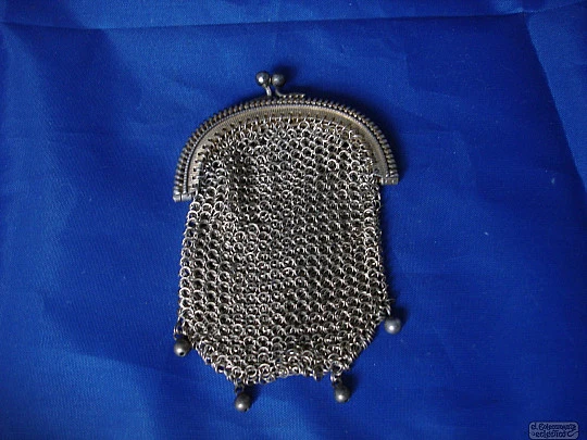 Mesh 800 vermeil silver purse. 1920 Curve frame. Balls clasp. France