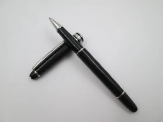 Montblanc Meisterstück ballpoint pen. Black resin and platinum plated. Germany. 2000's