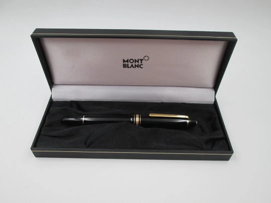 Montblanc Meisterstück Le Grand ballpoint pen. Gold plated details and black resin. Box