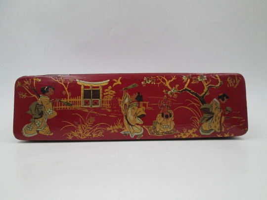 Papier-mâché and colours lacquer pencil box. Oriental scene. Three spaces. Europe. 1920's