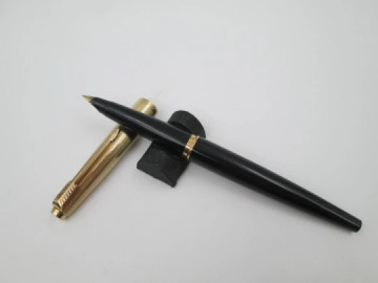 Parker 45 Custom. Gold plated and black plastic. 14 karat nib. Converter. 1965. USA