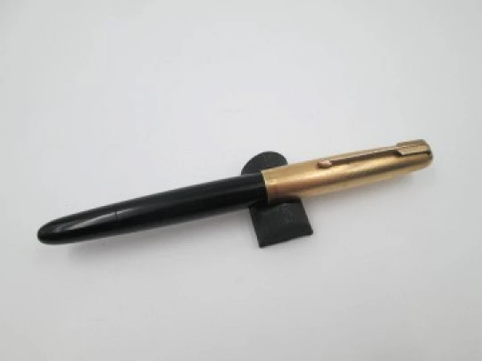 Parker 51 Vacumatic. Black plastic and gold filled. 14K gold nib. USA. 1950's