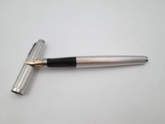 Parker 75. Silver plated & chromed details. Barleycorn pattern. 14k nib. France. 1990's