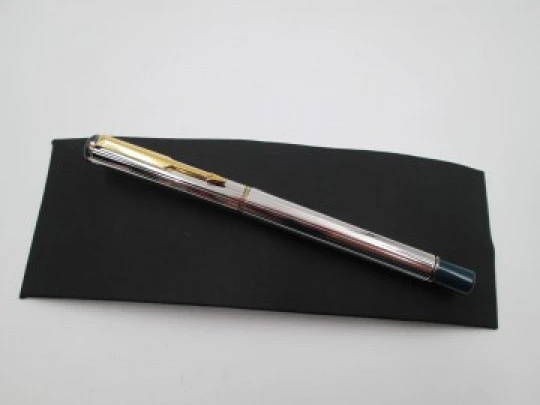 Parker 88 Place Vendome. Silver plated and blue resin. 1988. Converter. UK