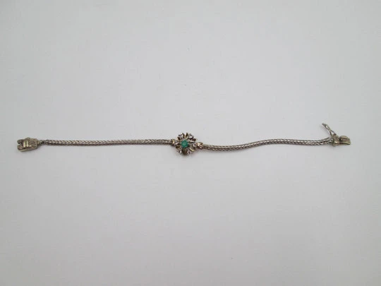 Pulsera de pedida. Plata y vermeil. Roseta zafiros blancos y gema verde. Cierre pestaña