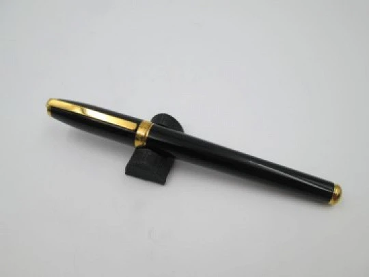 S.T. Dupont Olympio fountain pen. Black lacquer and gold plated details. 14k nib