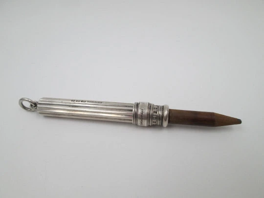 Sampson Mordan extendable pencil. Sterling silver. United Kingdom. Ribbed design. 1910's