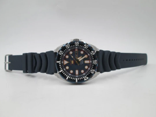 Seiko 5 Sport. Stainless steel. Automatic. Blued bezel. Rubber strap. Calendar. 2015's