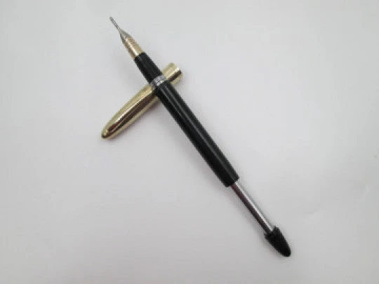 Sheaffer Crest Deluxe snorkel. Gold plated cap and black plastic barrel. 1950's. USA