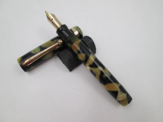 Sheaffer Lifetime Flat Top. Black and pearl celluloid. Lever filler. 14k nib. USA. 1930's