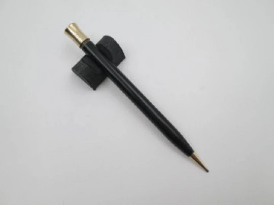 Sheaffer Titan. Black celluloid and gold plated trims. Twist mechanism. 1920's. USA