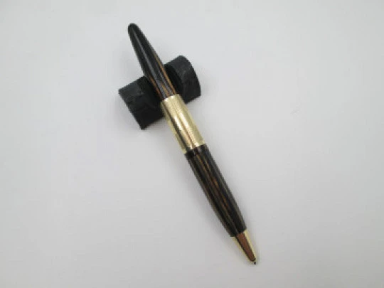 Sheaffer Tuckaway. Brown striated celluloid and gold plated trims. Twist system. 1940's