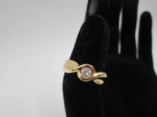 Solitario mujer lazo. Oro amarillo 18k. Diamante brillante 0,25 quilates