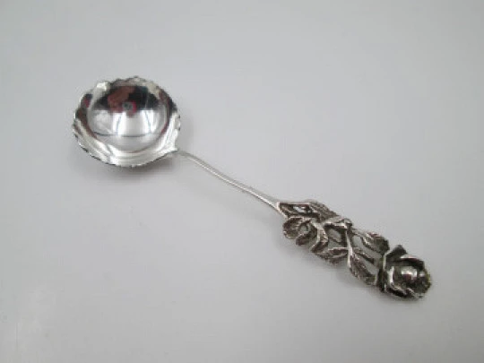 Sugar scoop spoon. Sterling silver. Openwork handle. Flowers and leaves. 1970. Spain