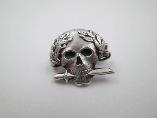 Unisex brooch. Sterling silver. Skull with sword motif. Pin on reverse. Spain 1990's