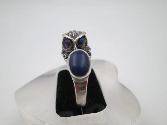 Unisex owl ring. 925 thousandths sterling silver and lapis lazuli. Europe. 1960's