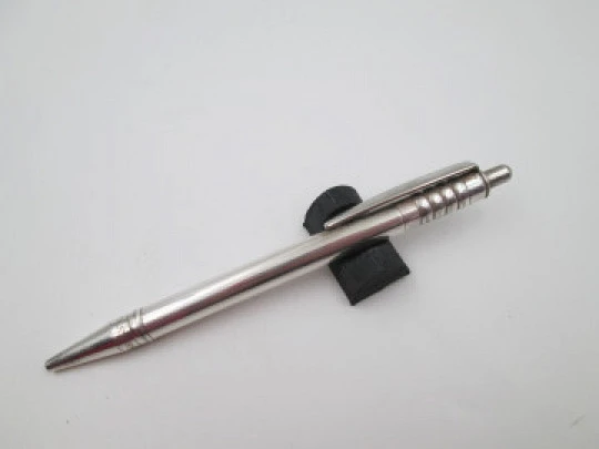 Unoargento ballpoint pen. Sterling silver. Vertical lines pattern. Push-down. 1980's