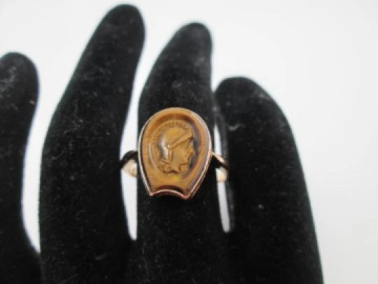 Warrior cameo ring. 18 karat yellow gold and tiger's eye. 1950. Europe