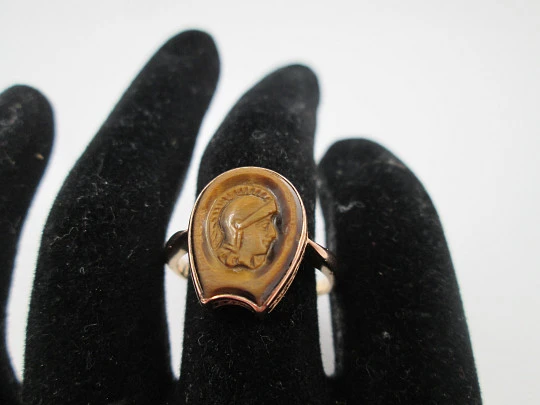 Warrior cameo ring. 18 karat yellow gold and tiger's eye. 1950. Europe