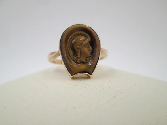 Warrior cameo ring. 18 karat yellow gold and tiger's eye. 1950. Europe