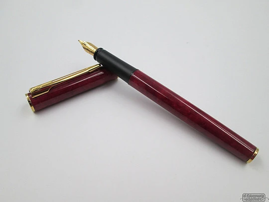 Waterman Paris Apostrophe. Red marble lacquer & golden metal. Fine nib