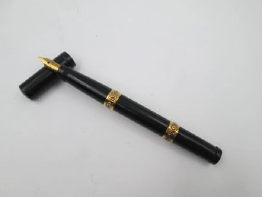 Watermans Ideal Safety 12 1/2 V,S. Black hard rubber & 18k gold rings. 14k nib. 1905