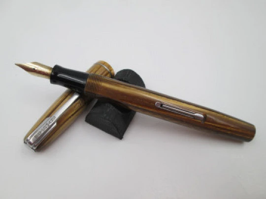 Waterman's Ideal. Marble celluloid & nickel-plated details. Lever filler. 14k gold nib