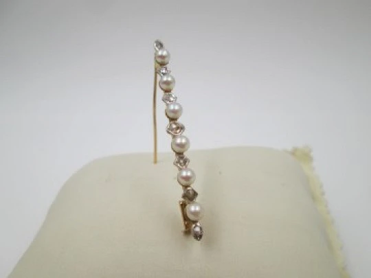 Woman's jewelry stick pin. 18k yellow gold. Pearls and diamonds. 1940's