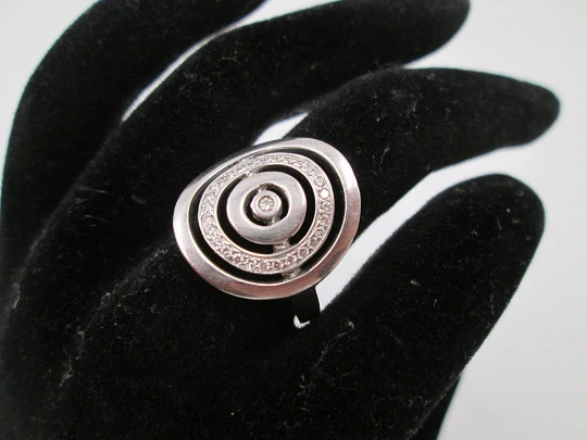 Women's concentric circles ring. 18 karat white gold and diamonds