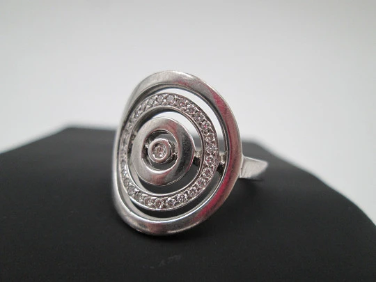 Women's concentric circles ring. 18 karat white gold and diamonds