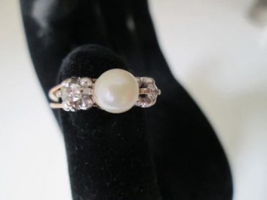 Women's ring. 18 karat yellow gold. Pearl and diamonds. 1990's