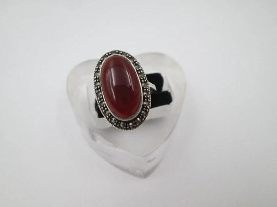 Women's shuttle ring. Sterling silver. Marcasite and oval garnet stone. 1980's. Europe